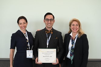 Mojtaba Dayyani receives the Award at the AANS 2023